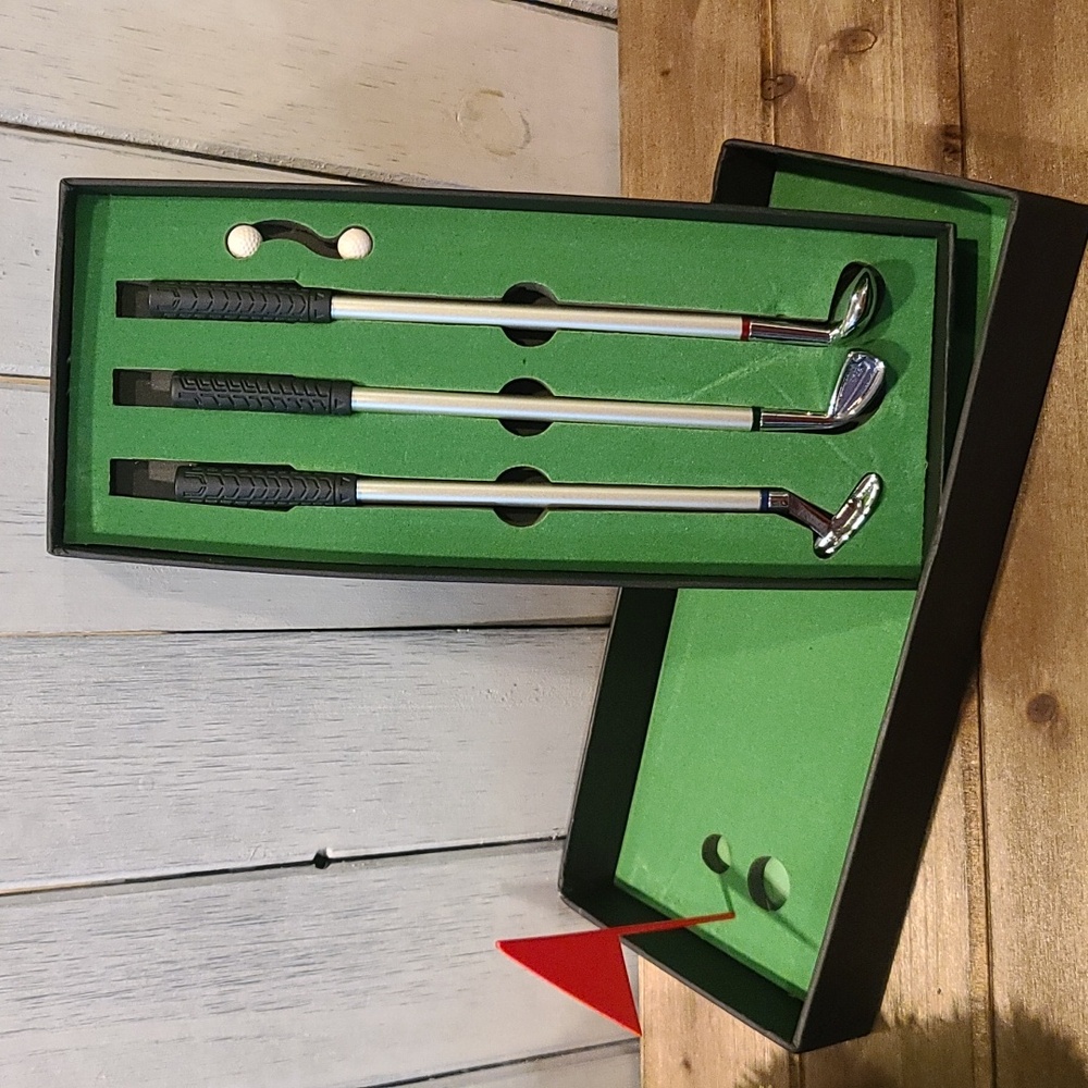 DESKTOP GOLF pen set with clubs balls putting green NIB NWT - Picture 9 of 10